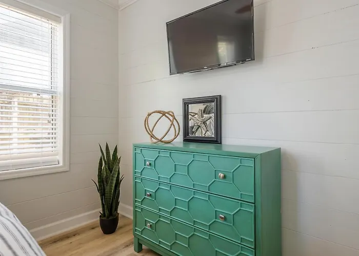 Fully Renovated Indian Rocks Getaway *