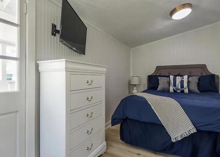 Fully Renovated Indian Rocks Getaway Holiday home *